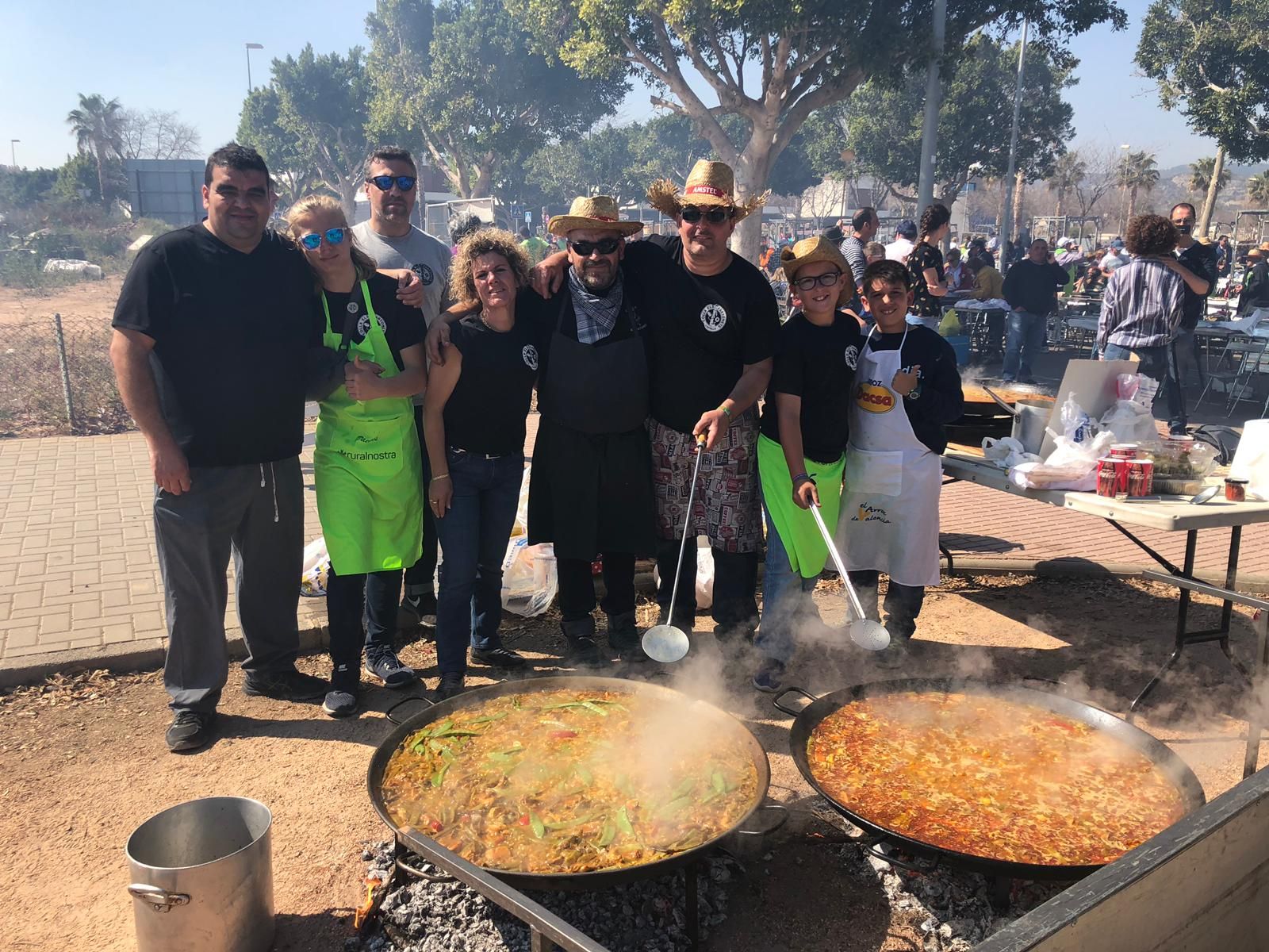 La colla Els Fartonets, en el concurso de paellas de Magdalena.