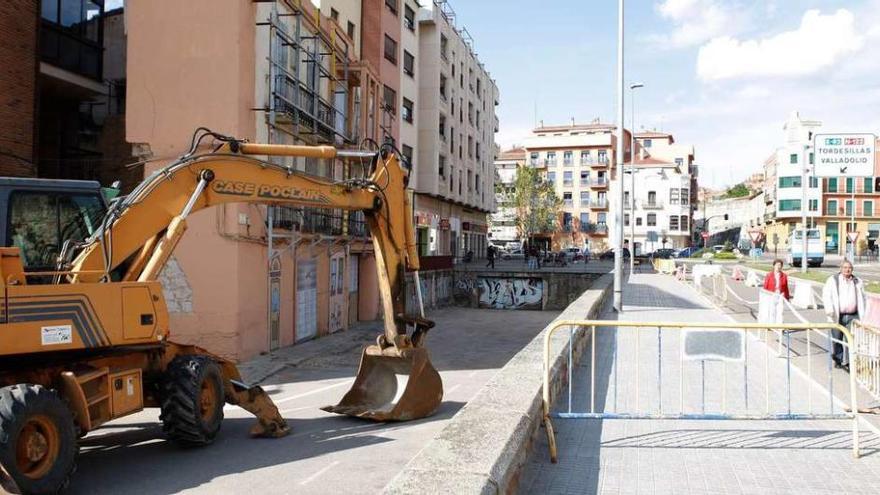 La maquinaria, preparada en el edificio de La Feria para iniciar los trabajos de demolición.