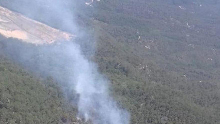 Vista aèria de l&#039;incendi a Roca Grossa.