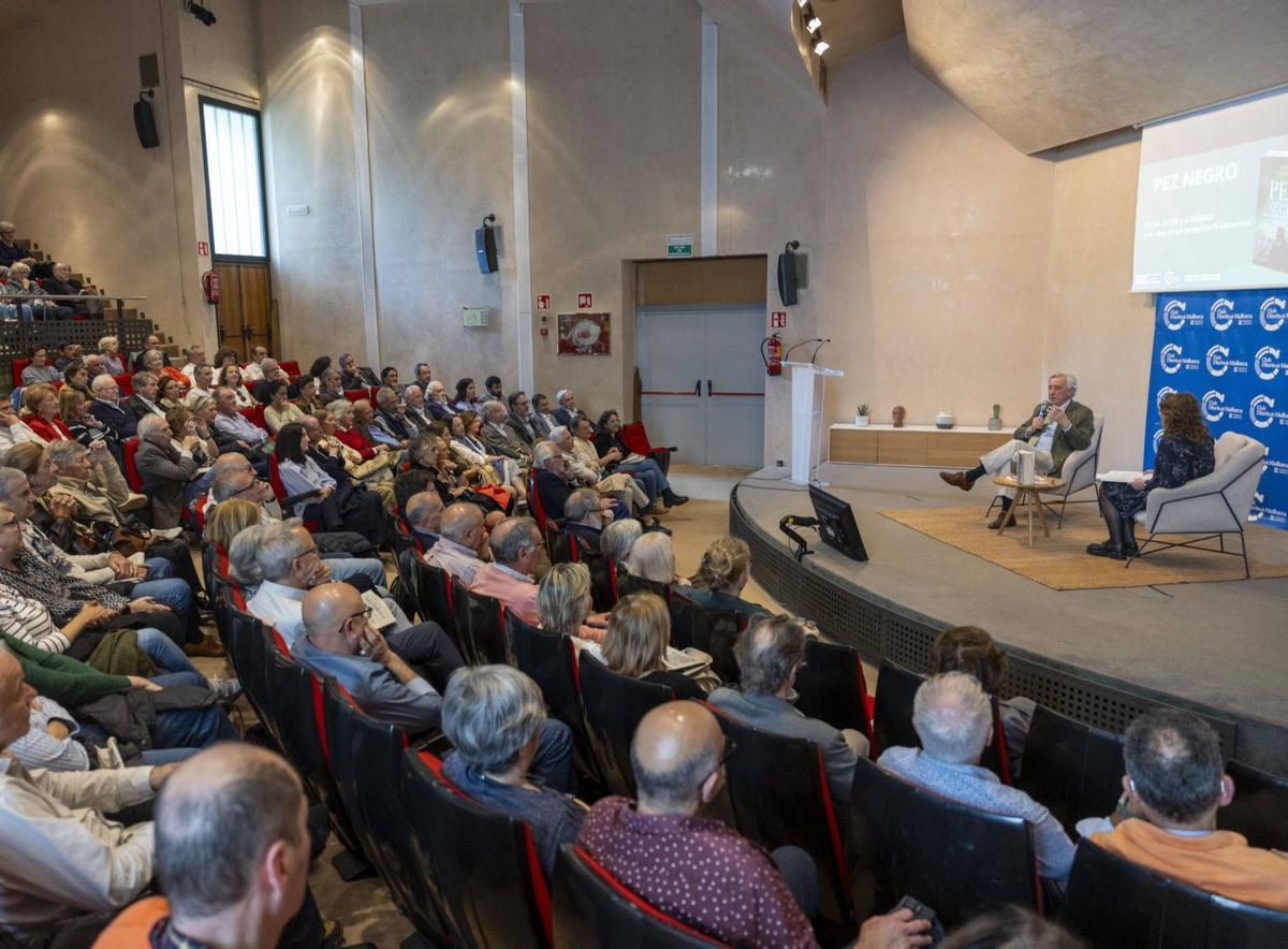Jorge Dezcallar conversó con Elka Dimitrova ante un público que llenó el Club Diario de Mallorca.