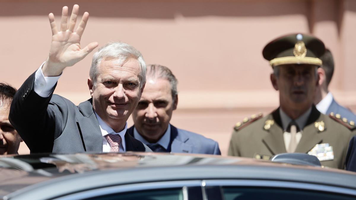 El recién elegido presidente de Chile, José Antonio Kast, saluda a su salida de la Casa Rosada, donde se entrevistó con Javier Milei..