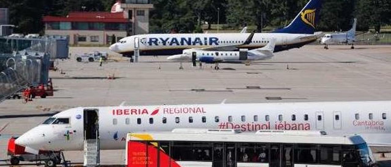 Un avión de Air Nostrum y otro de Ryanair en Peinador. // José Lores