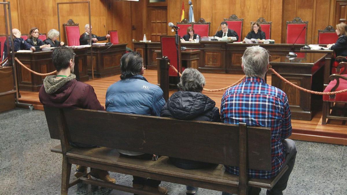 Los cuatro acusados, sentados en el banquillo de la Audiencia Provincial de Ourense. |   // I. OSORIO