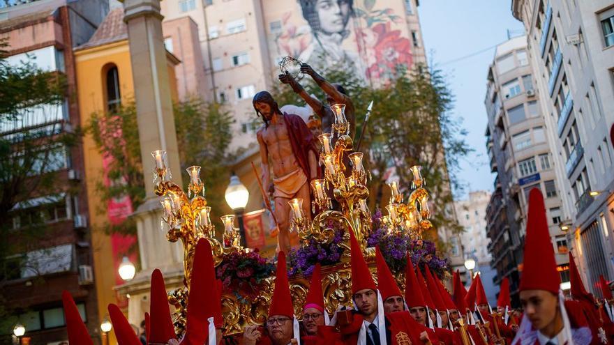 Procesión de La Caridad en Murcia: las mujeres también llevan sobre sus hombros al Salvador