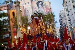 Procesión de La Caridad en Murcia: las mujeres también llevan sobre sus hombros al Salvador