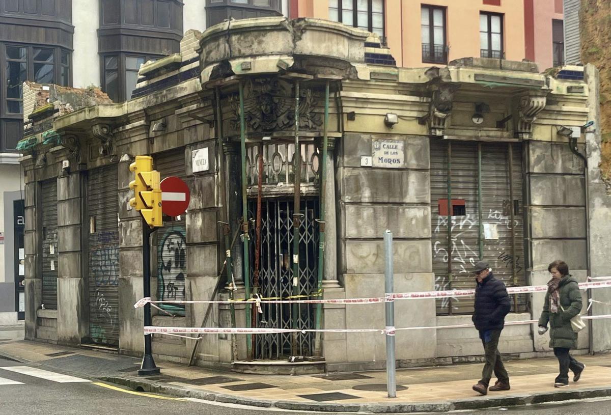 La parte de la fachada que no se desmontó, en la esquina de las calles Los Moros y Munuza. | MARCOS LEÓN