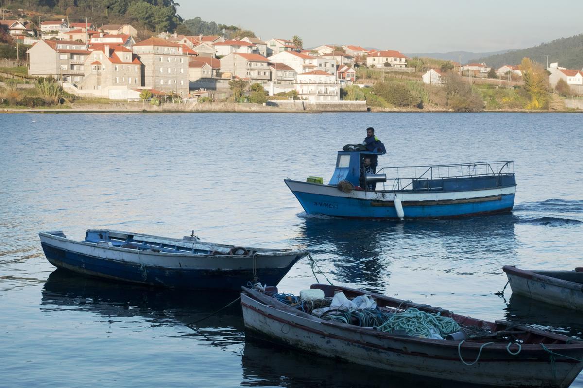 Barcos de pesca al atardecer, los pescadores que llegan de la amarradura