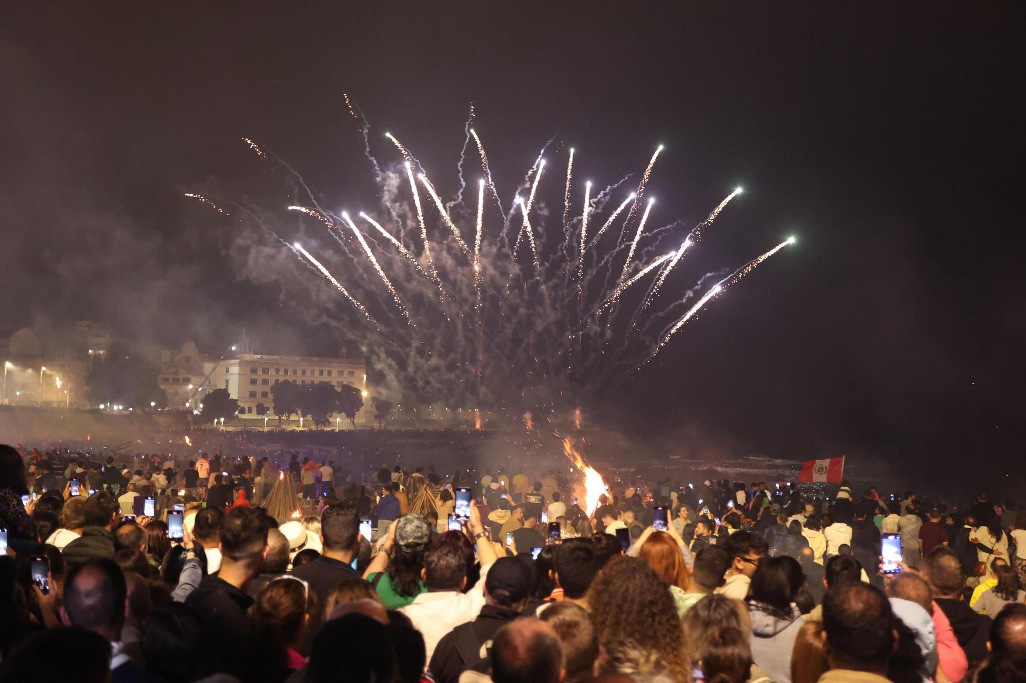 Arde la falla del San Juan de A Coruña con Dépor, Leyma y Luisa Villalta como protagonistas