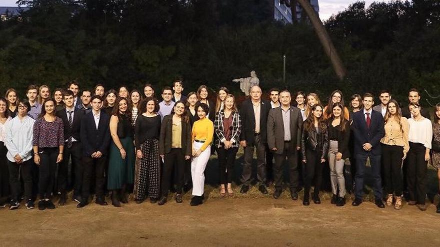 Fotografia de grup dels i les alumnes premiats, amb el conseller Josep Bargalló