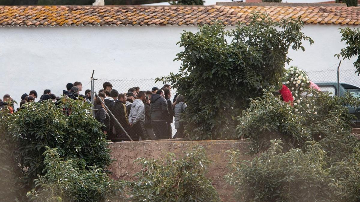 Imagen del entierro en el cementerio de Faura de la joven muerta de un disparo.