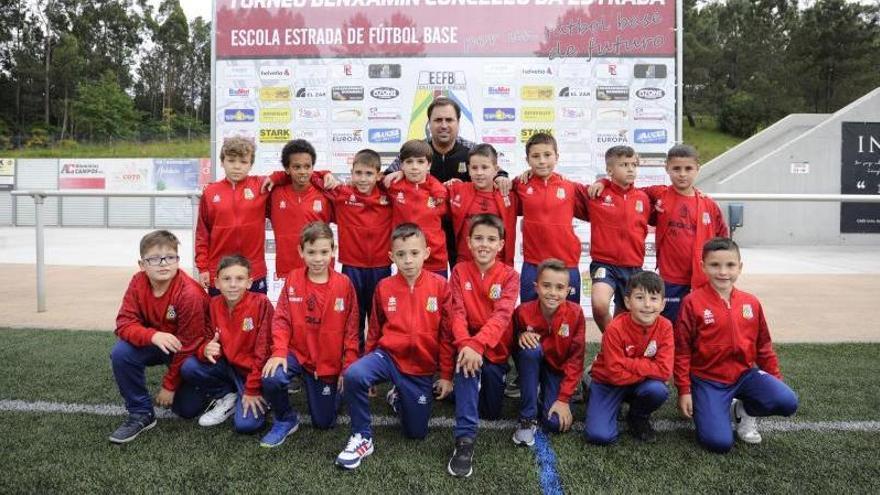 Los jugadores de la Escola Estrada, con su entrenador Toño Coto, posan en el Estadio Municipal de A Estrada. |  // BERNABÉ/JAVIER LALÍN