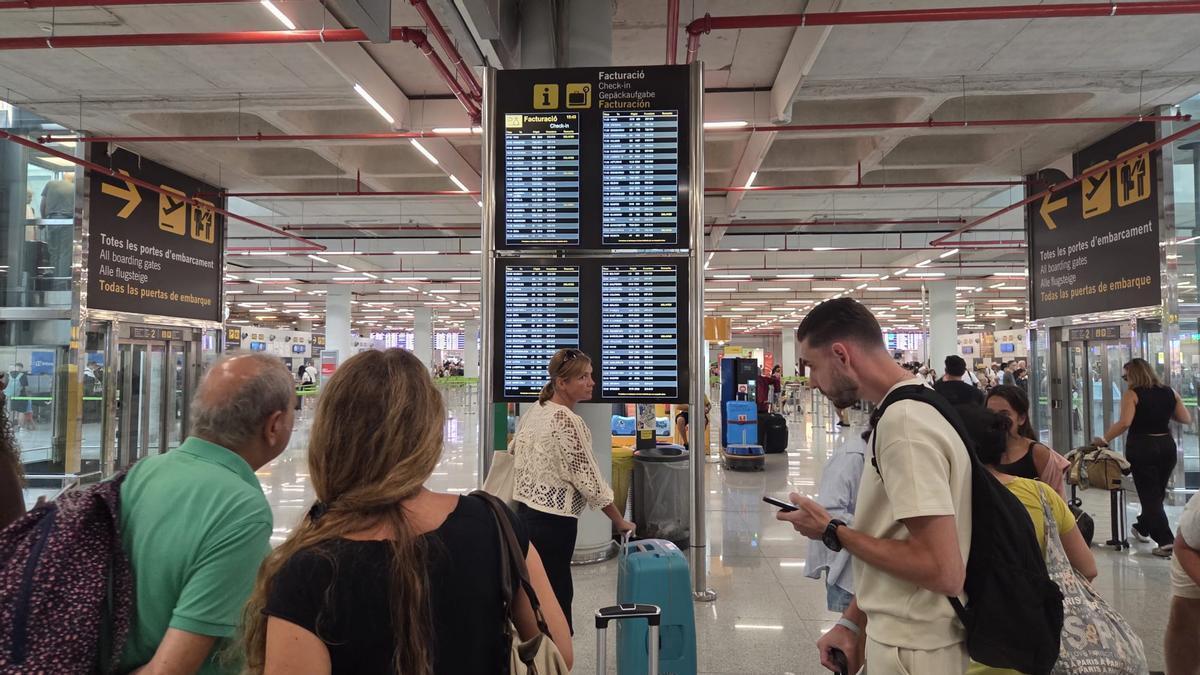 Los retrasos afectaban a numerosos vuelos con destino al extranjero