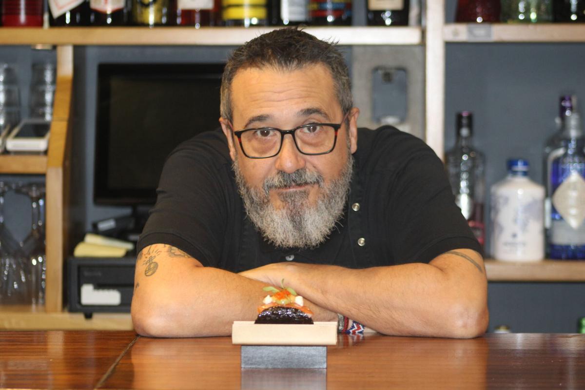 Mario Argüelles, chef del restaurante TC28, elabora paso a paso su "Ándale sushi", elaboración con la que ganó Mieres de Pinchu.