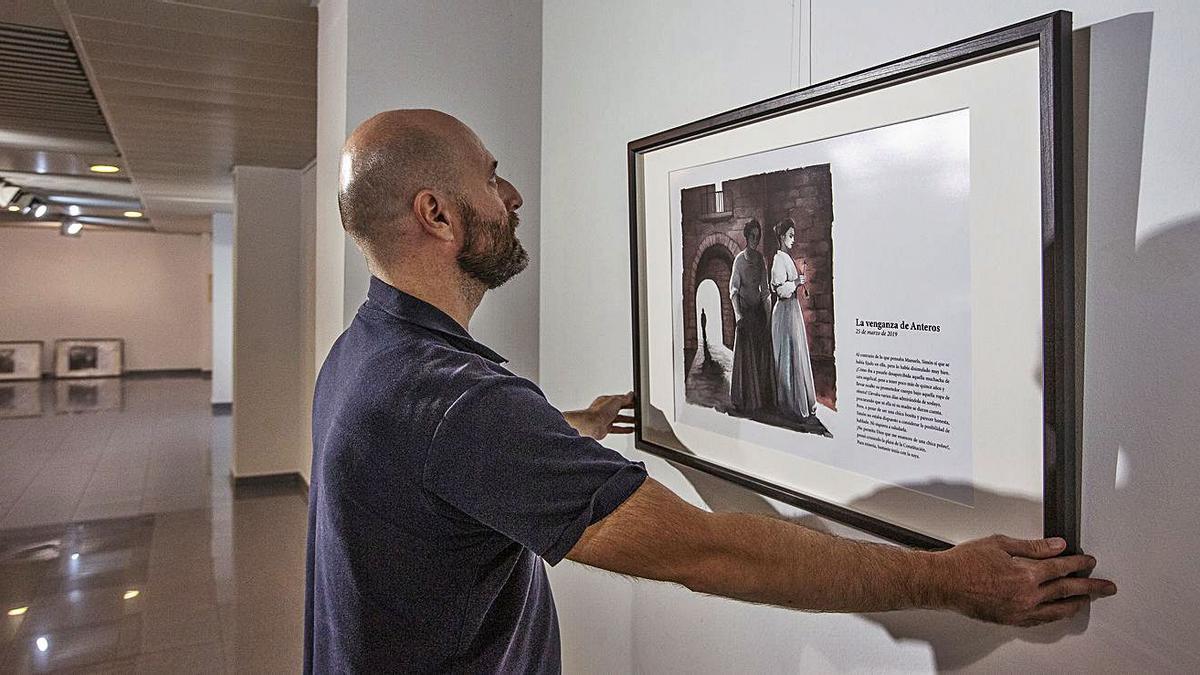 José Luis Maravall, en el montaje de la exposición en el Club INFORMACIÓN. |