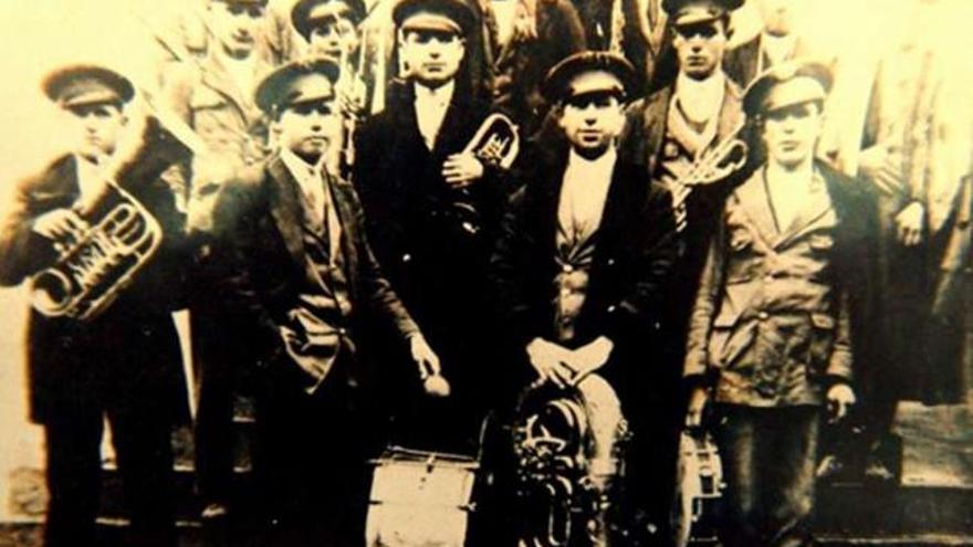 Los músicos de la banda de Silleda en la boda de su director, Juan Orza (centro), en la década de los cuarenta.  // Archivo de la Banda