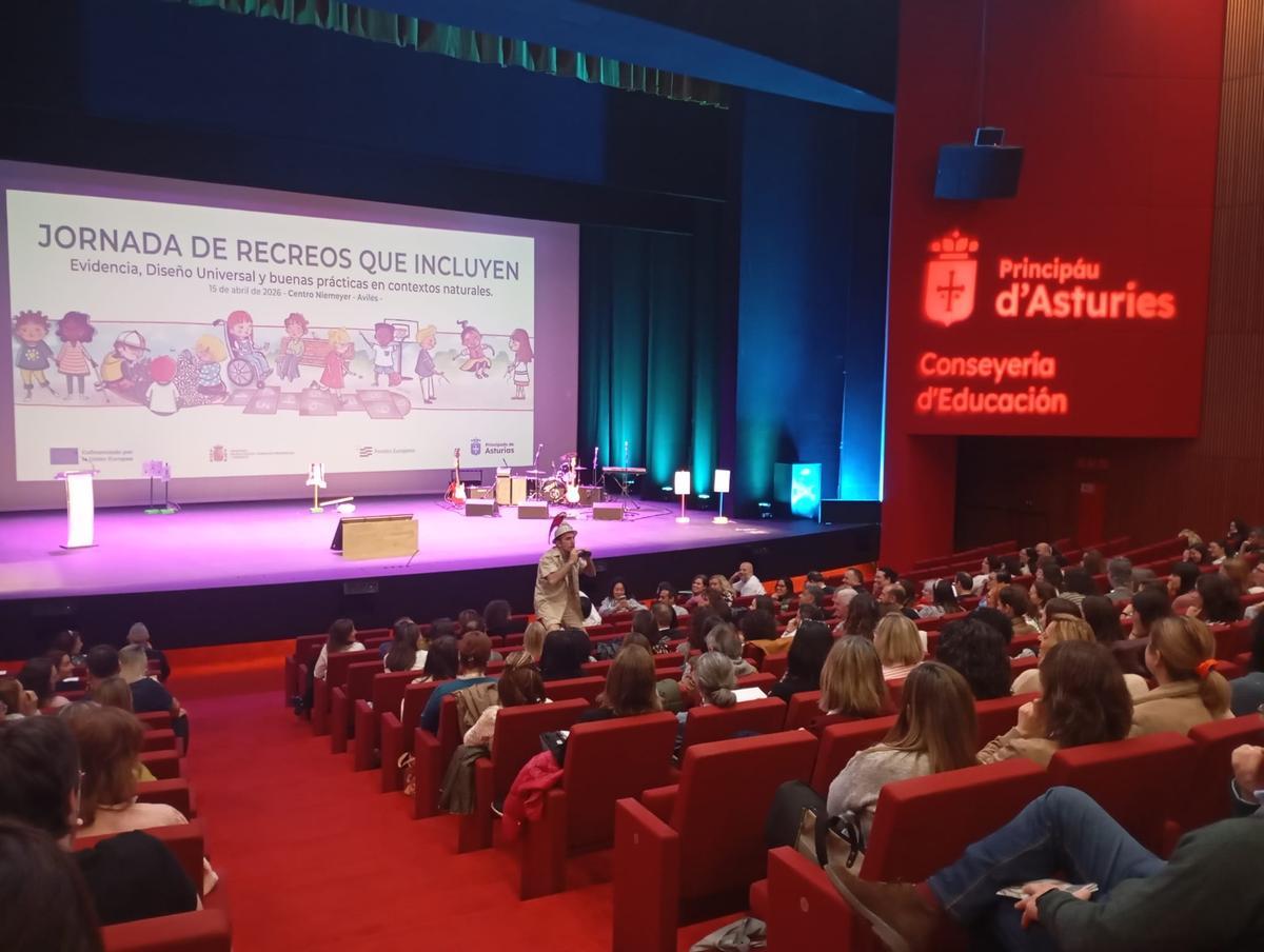 Actuación teatral que dio comienzo a la jornada sobre inclusión y juegos.