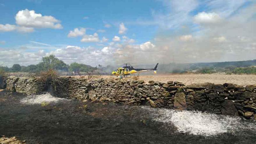 Un incendio provocado por líneas eléctricas quema casi tres hectáreas en Fariza