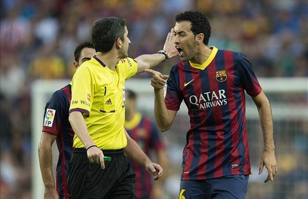 Sergio Busquets protesta a l’àrbitre en el recent Barça-Reial Madrid. Sergio Busquets protesta a l’àrbitre en el recent Barça-Reial Madrid.