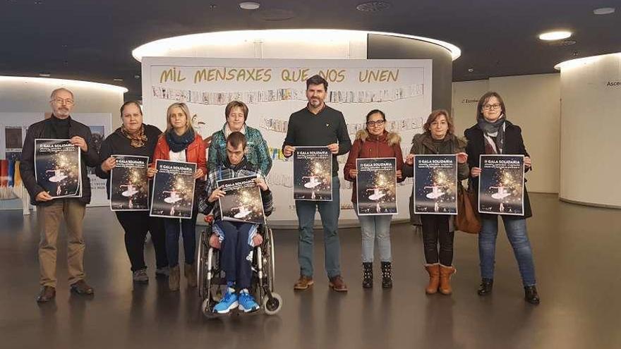 Nicolás González Casares, ayer, con los distintos colaboradores de la II Gala Solidaria de Lalín.