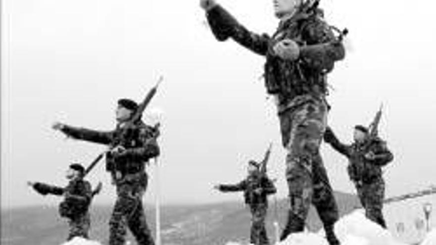 El Gobierno admite que explicó mal la retirada militar de Kosovo