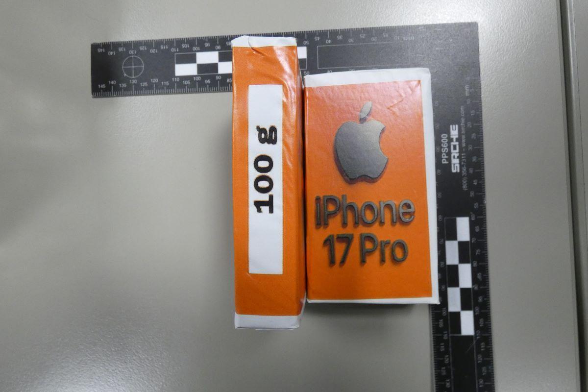 Les fotos de l'haixix que dos homes transportaven en un cotxe a Riudellots de la Selva