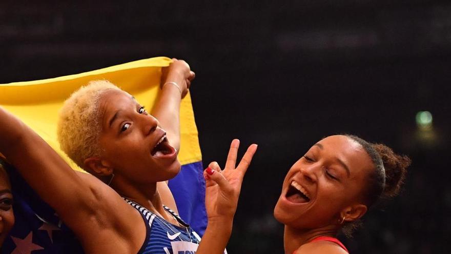 Yulimar Rojas y Ana Peleteiro, en el podio del Mundial de Birmingham. // Ben Satansall