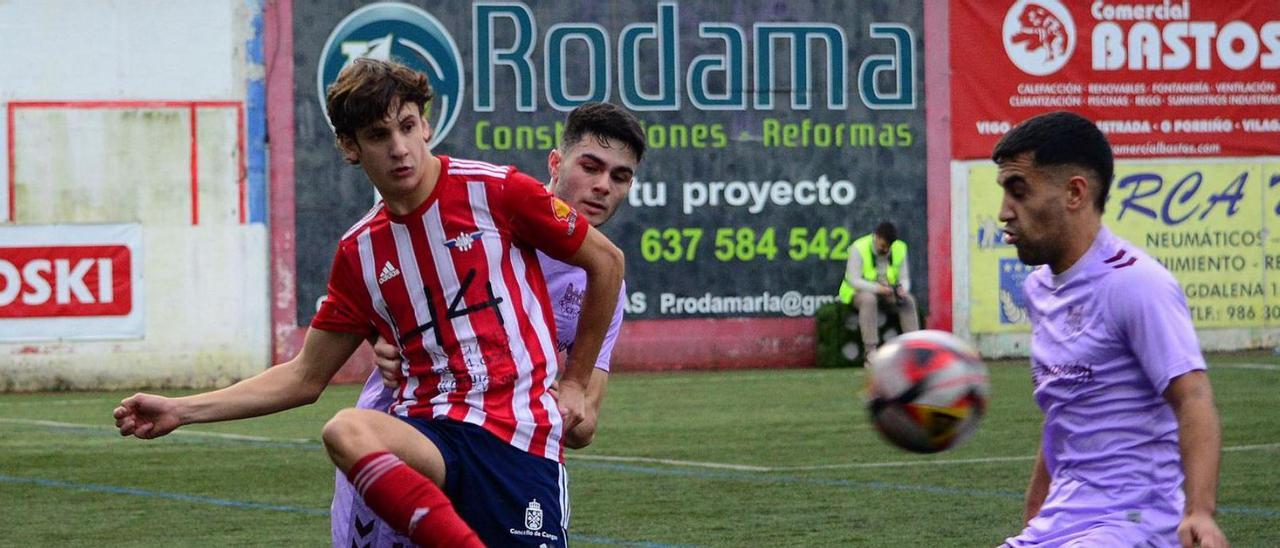 Goitia toca el balón en una jugada del duelo entre Alondras y Pontevedra B. |  // GONZALO NÚÑEZ