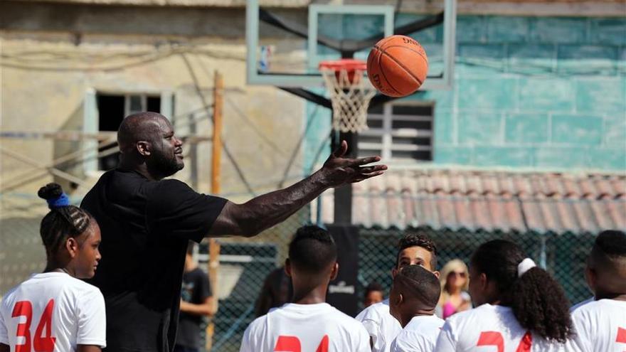 Shaquille O&#039;Neal ofrece su primer taller de baloncesto a jóvenes cubanos