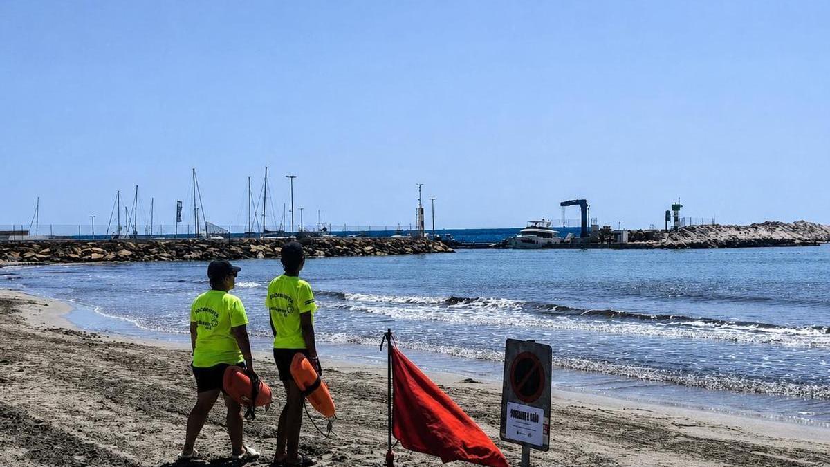 Pilar de la Horadada cierra la playa del Puerto por contaminación fecal