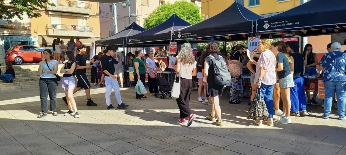 Els alumnes van preparar activitats per als veïns durant la jornada