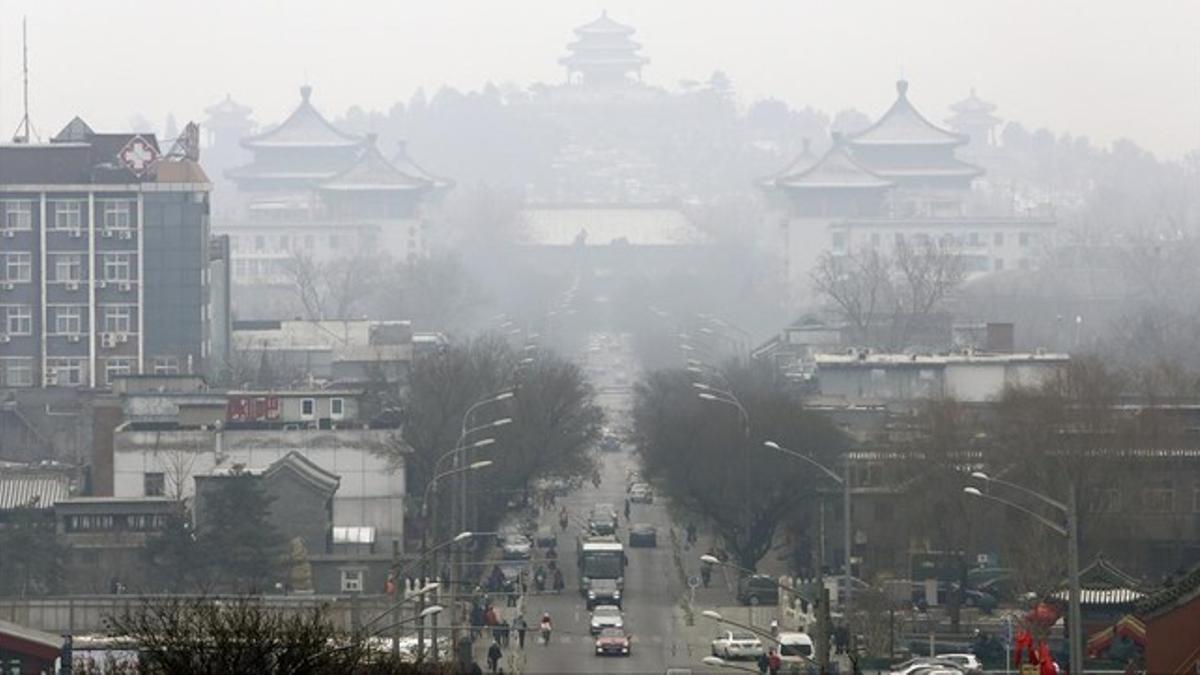 Panorámica de una zona cercana al parque Jingshan, envuelta en una densa niebla, este jueves en Pekín.