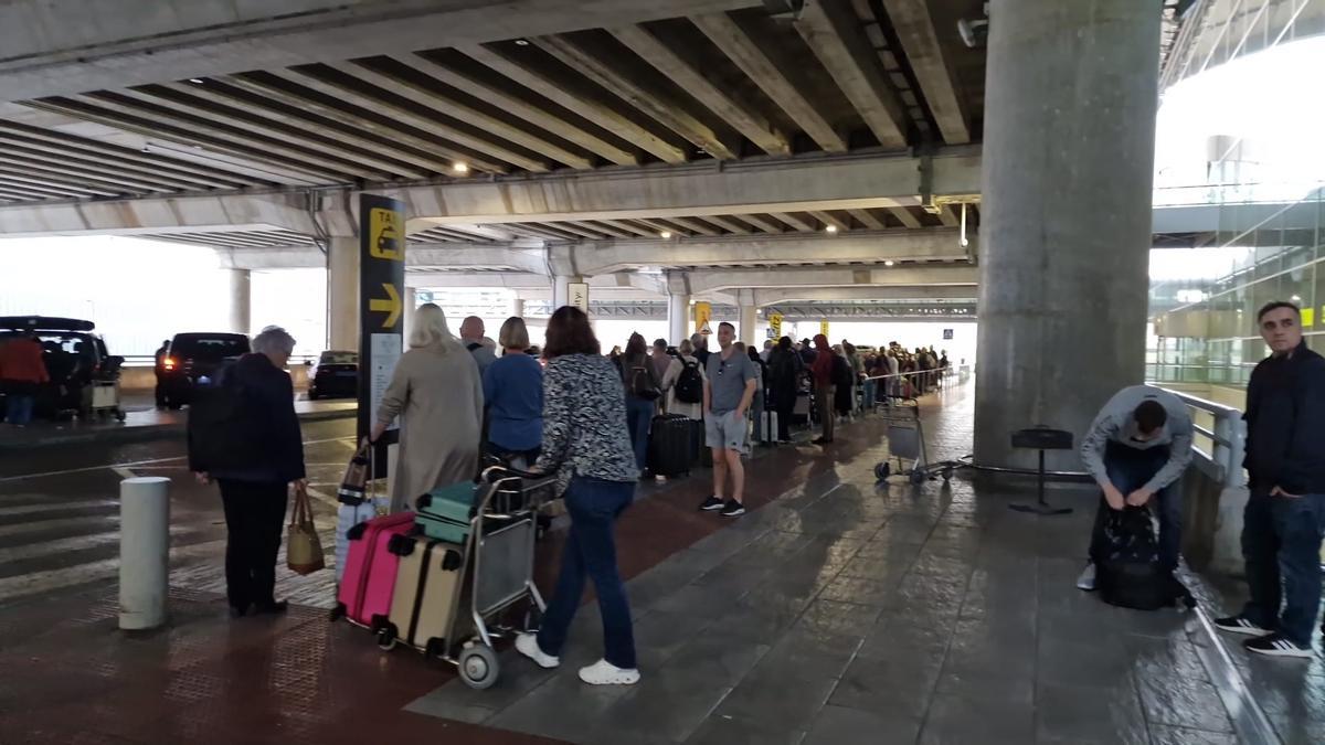 Colas de turistas días atrás en el aeropuerto