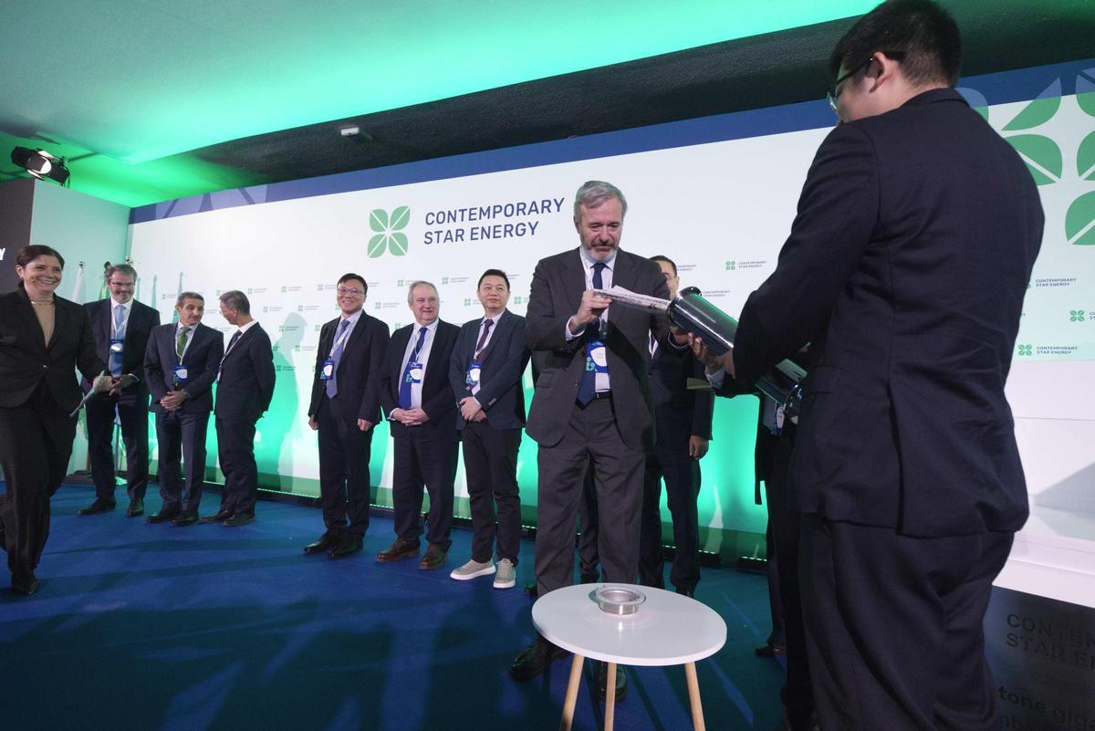 El presidente, Jorge Azcón, deposita varios recuerdos en la cápsula del tiempo, uno de ellos la edición de EL PERIÓDICO DE ARAGÓN.