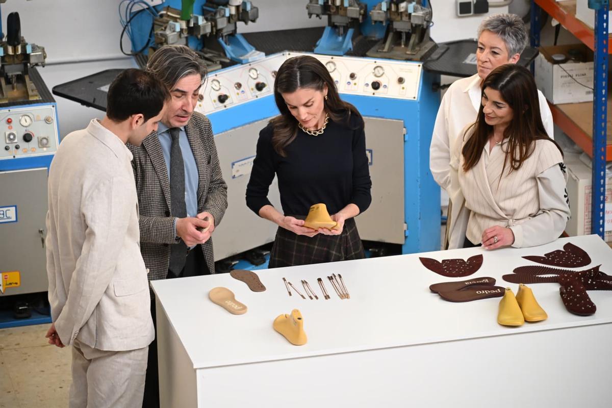 La reina Letizia visita la fábrica de calzado de la firma Pedro García
