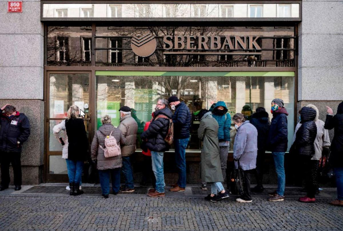 Colas de clientes en una sucursal del banco ruso Sberbank. 