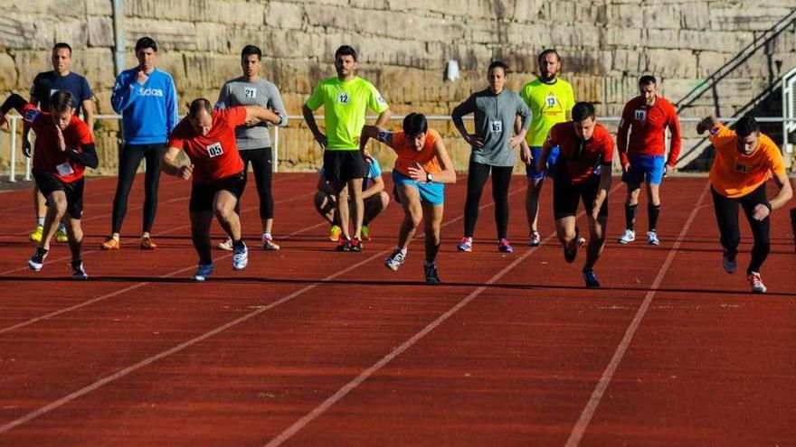 Pruebas físicas para la selección de tres nuevos policías locales  |  De los 32 aspirantes que superaron los exámenes anteriores, solo se presentaron 27 a las pruebas físicas realizadas ayer en las pistas de atletismo del Estadio Manuel Jiménez. Estas consistieron en carreras de velocidad y de fondo, flexiones en barra, salto de longitud y natación. A esta última prueba llegaron 19 aspirantes y todos ellos consiguieron superarla.