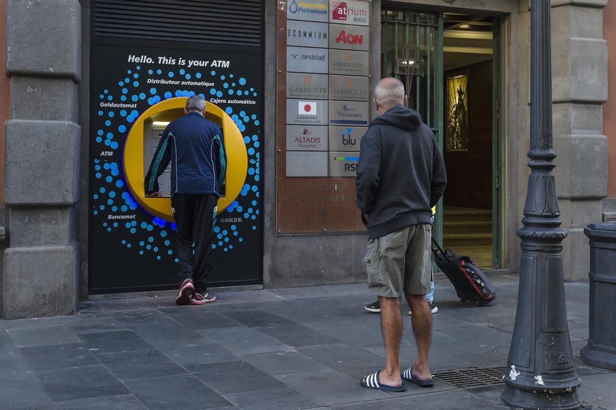 Varias personas esperan para utilizar un cajero en la capital grancanaria.