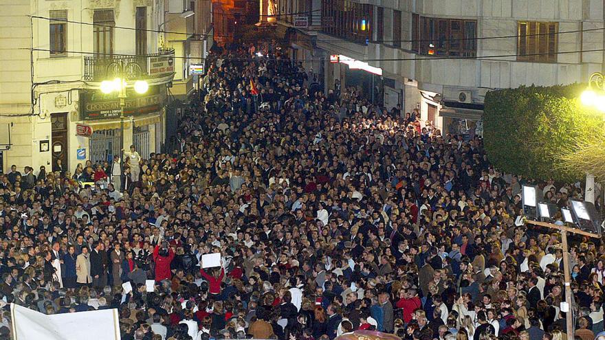 Alzira 2004. Miles de alcireños se manifestaron contra los atentados terroristas ocurridos el 11M en Madrid, en los que varias bombas en trenes de cercanías provocaron casi 200 muertos.