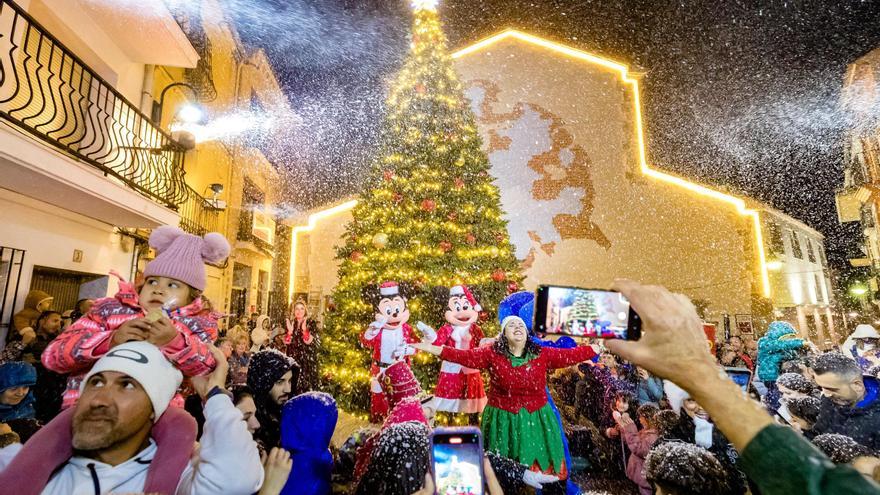 Una gran nevada sobre la Plaça del Poble ha marcado el IV Mercado Navideño de Finestrat que se puede visitar hasta el domingo.