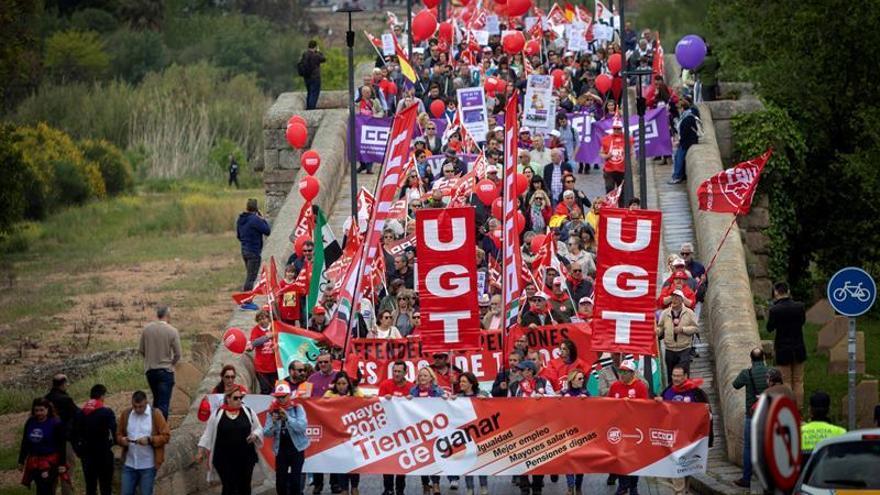 Centenares de personas claman en Mérida contra el paro y por las pensiones