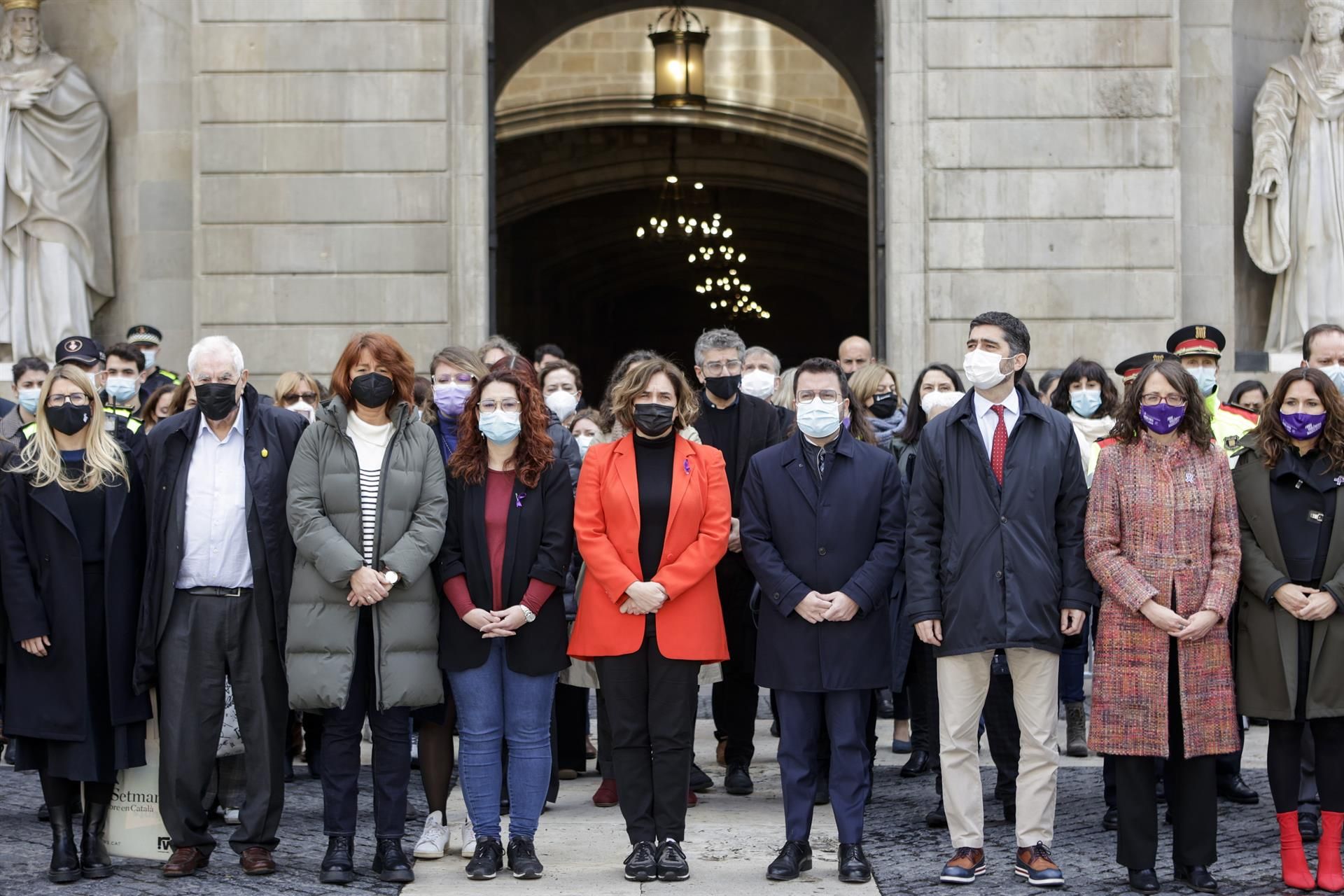 El presidente de la Generalitat, Pere Aragonès (3d), la alcaldesa de Barcelona, Ada Colau (c) y la consellera de Igualdad y Feminismos, Tania Verges (d), acompañados del resto de miembros del consistorio y el ejecutivo autonómico, han guardado este mediodía en la plaza Sant Jaume un minuto de silencio en repulsa por el asesinato de la joven Ivet, de 25 años, por por su expareja en la capital catalana.