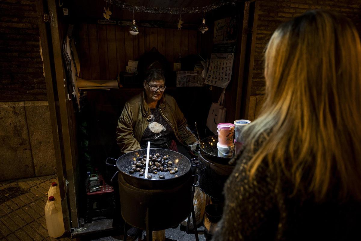 Pilar vende la docena de castañas a cinco euros.