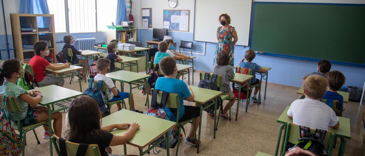 Una profesora con sus alumnos en un aula del CEIP Aina Moll i Marqués, en Palma.