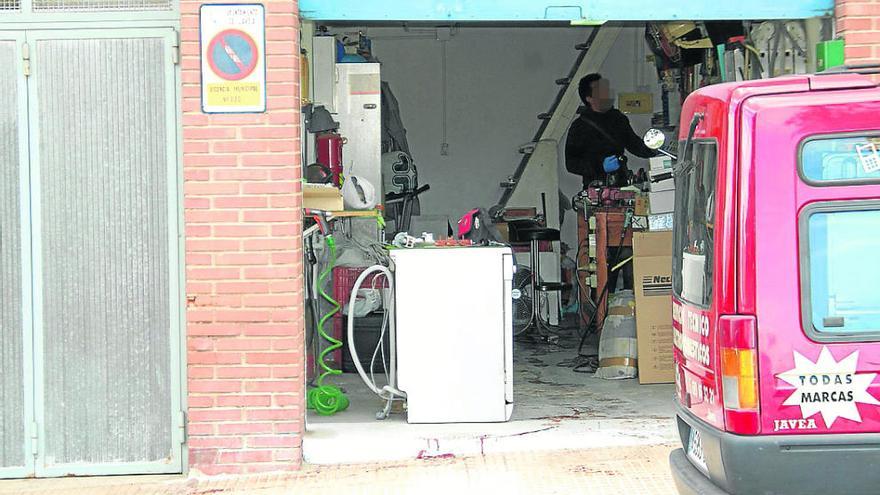 Un agente inspecciona el taller donde ocurrió la agresión.