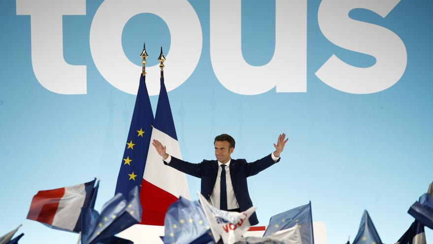 El efecto bandera sitúa a Macron por encima de Le Pen