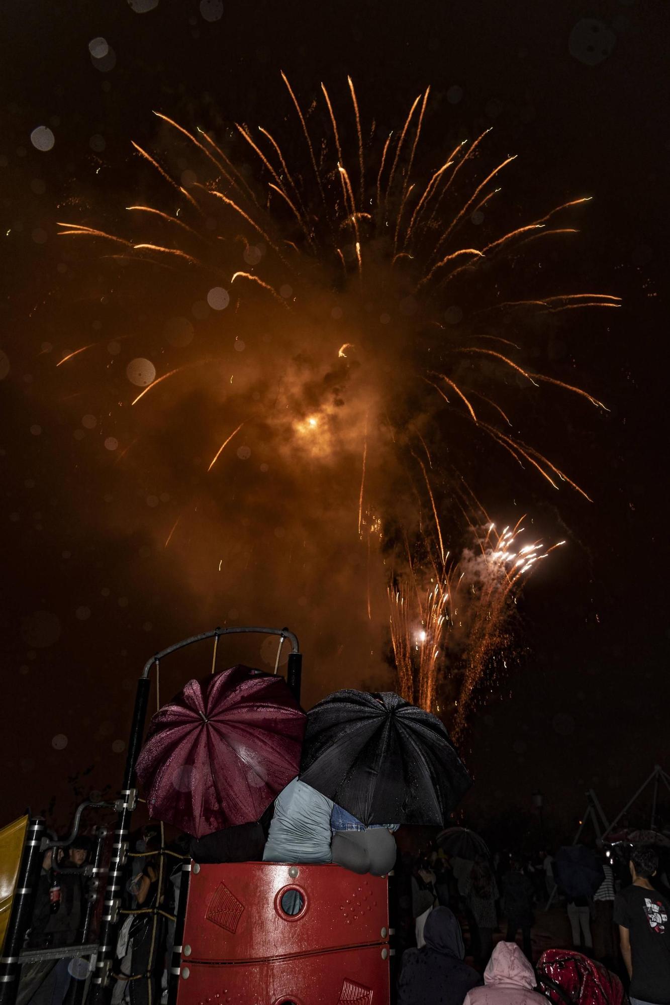 EN IMÁGENES: Así se vivieron unos fuegos de San Mateo bajo la lluvia en Oviedo