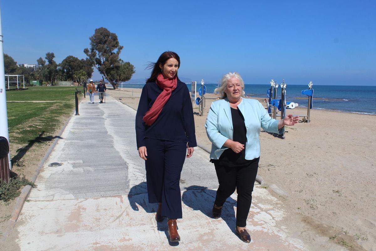 La alcaldesa, Araceli de Moya, junto a la concejala de Turismo, Silvia Arnau, en la playa de les Amplàries de Orpesa.
