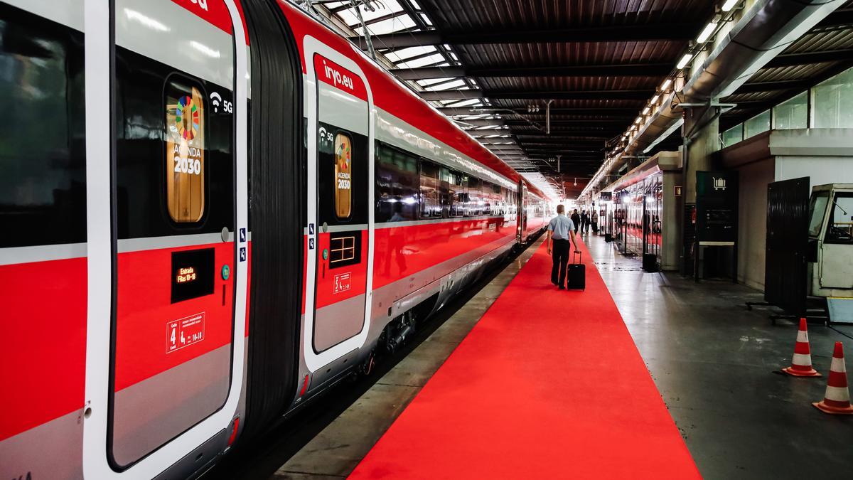 Archivo - Tren de la operadora ferroviaria Iryo en las vías durante la presentación de la compañía, en la estación de Atocha, a 15 de septiembre de 2022, en Madrid (España).
