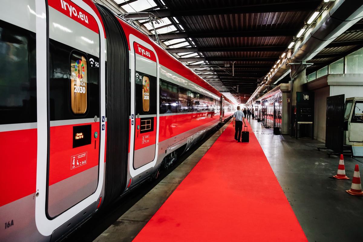 Archivo - Tren de la operadora ferroviaria Iryo en las vías durante la presentación de la compañía, en la estación de Atocha, a 15 de septiembre de 2022, en Madrid (España).