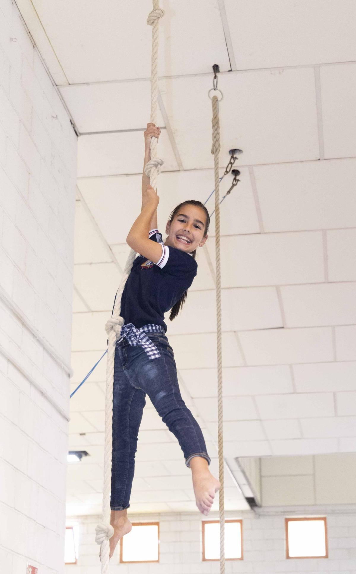 La Bellea del Foc infantil y sus damas de honor se atreven con la gimnasia deportiva